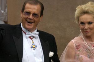 Roger Moore og hans dansk-svenske hustru Kiki Tholstrup på vej til kronprinseparret Frederik og Marys bryllup i 2004.  