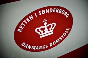 Tolk, der har arbejdet for danske styrker, erkender at have knivstukket hustru, men nægter forsæt til drab.