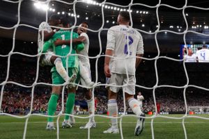 En suveræn belgier blev afgørende i Champions League-finalen, som fik et kedeligt forspil med fortabte tilskuere, udsættelse og tåregas. 