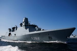 Danske flådemissioner i Baltikum og Guineabugten presser Søværnet til grænsen og kan tage kræfter fra træning og tilstedeværelse i Arktis, lyder vurderingen fra militæranalytiker.