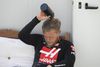 Kevin Magnussen køler sig selv ned efter det seneste grandprix i Barcelona. I den kommende weekend gælder det et grandprix i Belgien. Arkivfoto: Josep Lago/Reuters