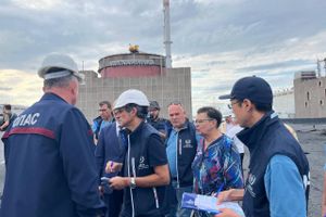 Atominspektører er stærkt bekymrede over fortsatte kampe ved Zaporizjzja og vil have oprettet sikkerhedszone.
