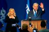 Israels premierminister Benjamin Netanyahu - med sin kone Sara - hilser på sine støtter efter valgsejren. Foto: Gil Cohen-magen/AFP
