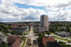En lokal erhvervsmand i Hobro vil jævne et forfaldent funkishus med jorden og erstatte det med et nyt byggeri i 15 etager. Planerne har vakt stor modstand blandt de lokale, der ligesom restaureringsarkitekt undrer sig – for har Hobro virkelig brug for en skyskraber?
