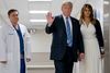 Donald og Melania Trump besøgte ofre for skoleskyderiet på hospitalet i Florida. Foto: Andrew Harnik/AP