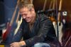 Den indre funkfætter i Thomas Helmig indtager dansegulvet på nyt velklingende udspil, der er hans 16. studiealbum. Foto: Jakob Mark/Sony Music