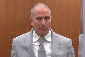 
Betjent Derek Chauvin kondolerede til Floyd-familien, inden dommeren idømte ham en straf på 22,5 års fængsel.