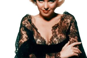 Sorte blonder hører nattens excesser til. Marilyn Monroe iført sort blondenegligé i 1955. FOTO: RUE DES ARCHIVES 