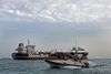 Irans revolutionsgarde patruljerer omkring den britiske olietanker "Stena Impero", som blev beslaglagt af Iran i Hormuzstrædet fredag. Besætningen på 23 mand tilbageholdes fortsat. Foto: Hasan Shirvani/Mizan News Agency/AFP