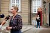 S-formand Mette Frederiksen har nu formelt fået opgaven som kongelig undersøger, der skal danne en ny regering i Danmark, efter at alle partier har været forbi Amalienborg med deres råd til dronningen. Foto: Jens Dresling