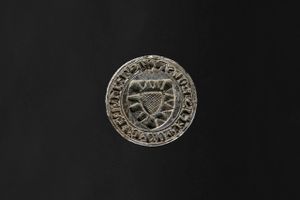 Den første grevelige seglstampe, der er fundet i Danmark, er danefæ og har sandsynligvis tilhørt grev Henrik 2. af Holsten, der også blev kaldt Jernhenrik i samtiden.