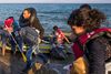 Tirsdag fortsatte strømmen af migranter og flygtninge med at ankomme til den græske ferieø Kos. Alene i juli ankom der over 7.000 personer til øen. Foto: Alexander Zemlianichenko