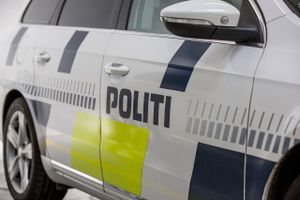 En kvinde er blevet varetægtsfængslet efter et overfald i Aarhus, men politiet leder fortsat efter to andre.