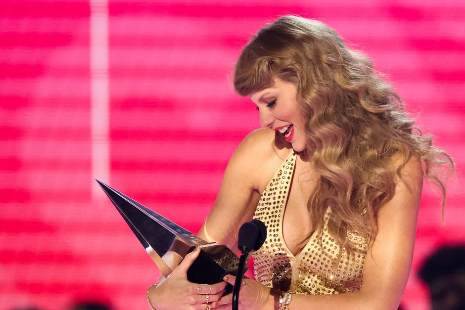 Ved søndagens American Music Awards løb Taylor Swift med den mest prestigiøse pris - årets kunstner.