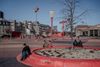 Den Røde Plads i København plejer mest at være fyldt med drenge og mænd, der spiller bold og står på skateboard. Men pladsen har ændret karakter, mens landet har været lukket ned, fortæller arkitekt Liselott Gehl. Foto: Ritzau Scanpix