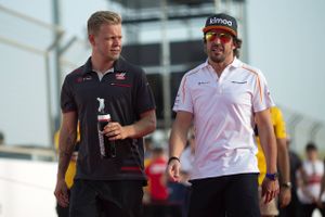 Kevin Magnussen og Fernando Alonso havde bl.a. et sammenstød i 2018 under en kvalifikation på Monza-banen i Italien. "Jeg glæder mig til, han stopper. Han tror bogstaveligt talt, at han er en gud. Det er ret underholdende," sagde Kevin Magnussen dengang. Nu hilser han spanieren velkommen tilbage. Foto: Jan Sommer