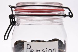Pensionsselskaberne frygter, at regeringens pulje på 2,5 mia. kr. ikke er nok til at gøre pension til en god forretning for alle. 