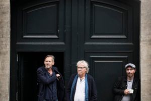 Jørgen Leth er midtpunktet i trioen Vi Sidder Bare Her, som i øvrigt består af musikerne Mikael Simpson (th.) og Frithjof Toksvig. Foto: Rune Aarestrup Pedersen