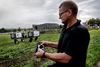 Kristian Møller prøvekører her en af Agrointellis robotter på en mark ved Agro Food Park. Foto: Casper Dalhoff