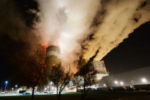 Europas største brunkulfyrede kraftværk i Betchatow i Polen står for mange som et symbol på den fossile industri, der hurtigst muligt skal lukkes, hvis den globale temperaturstigning skal begrænses til 1,5 grader. Foto: AP/Czarek Sokolowski