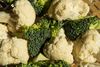 Svært nedbrydelige kulhydrater, som findes i blandt andet broccoli og blomkål, er med til at sikre, at maden når hurtigt igennem kroppen. Foto: Colourbox