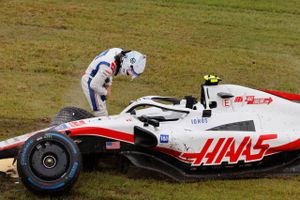 Mick Schumacher kørte galt og fik skader på Haas-bilen i den første træning før det japanske grandprix.