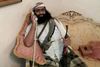 Krig, kaos og truslen fra vantro horder er lige, hvad den nu befriede al-Qaeda-leder Khaled Batarfi har brug for. Intet under, at han smiler til fotografen. Foto fra Twitter