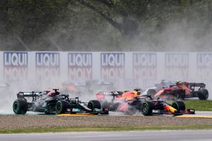 Et kaotisk og dramatisk grandprix på Imola endte med Red Bull-triumf og et flot comeback af Lewis Hamilton.