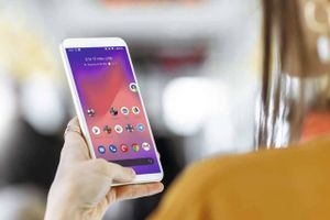 Googles næste version af styresystemet til mobile enheder, Android, skal give en mere sammenhængende oplevelse på tværs af apps, intelligent betjening af hjemmet og bedre beskyttelse af privatlivet. Her dykker vi ned i de vigtigste facetter af Android 11.