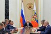 Den russiske præsident Vladimir Putin (midten) sidder til møde med sit nationale sikkerhedsråd i Moskva, Rusland, torsdag d. 11. august 2016. Det sker efter, at konflikten med Ukraine om Krim-halvøen er blusset op på ny. Foto: Alexei Druzhinin/AP