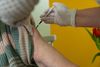De første danskere blev vaccineret den 27. december - bl.a. på plejehjemmet i Ankersgade i Aarhus. Indtil nu har det været muligt at få mere ud af glassene med vaccine, end det var forventet. Foto: Rune Borre-Jensen/Region Midtjylland/Ritzau Scanpix