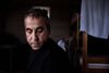 Dyrlægens venteværelse. Bassel Khrata, 45, har 20 års erfaring som dyrlæge i Syrien. Nu sidder han i en campinghytte på Ajstrup Strand Camping og er utålmodig efter at gøre noget, der kan lette overgangen til det danske arbejdsmarked, f.eks. at komme i en virksomhedspraktik. Foto: Thomas Emil Sørensen