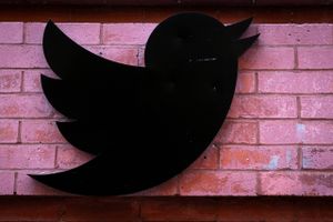Musk forsøger at få nøglemedarbejdere til at blive. EU mener, at Twitter er på kollisionskurs med Europa.