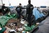 Fransk politi har gentagne gange ryddet migrantlejre i Calais, hvor især syrere, afghanere og afrikanske migranter venter på at komme på en gummibåd over kanalen. Foto: Thibault Vandermersch/AP