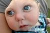 Jaxon Emmett Buell mangler en stor del af hjernen og sit kranie. Diagnosen hedder mikrokefali og er en livslang lidelse. Fotos: Privatfoto