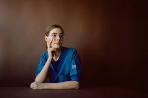 Fem sygeplejerskestuderende fortæller, hvorfor de vælger uddannelsen til trods for al den blæst, der har været om faget i de seneste år.