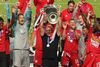 Han startede sæsonen som den loyale assistenttræner, men knap et år senere står han nu med både et tysk mesterskab, en pokaltriumf og Champions League-trofæet, som ses her på billedet. Foto: Miguel A. Lopes/Reuters