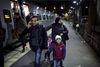 Familien Omar med den 35-årige Mahmoud, den 25-årige Micedodan og børnene Razal på tre og Omar på fem år har brugt 50 dage på rejsen fra Aleppo i Syrien til Stockholm i Sverige. Mahmoud Omar havde en fin restaurant i Aleppo og familien et godt liv, indtil krigen kom og smadrede alt. Undervejs på rejsen, som familien har betalt knap 50.000 kr. for, oplevede børnene mennesker drukne i havet, ligesom de op gennem Europa oplevede meget andet end hjælpsomme mennesker. Nu er de i sikkerhed hos gode venner i Stockholm. Foto: Rune Aarestrup Pedersen