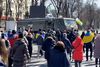 Tidligere på ugen blev der delt af billeder af demonstrationer mod de russiske styrker i Kherson i Sydukraine. Foto: Reuters