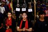 En gruppe kunstnere har ses her under protesterne i landet. FOto: REUTERS/Mohammad Ponir Hossain