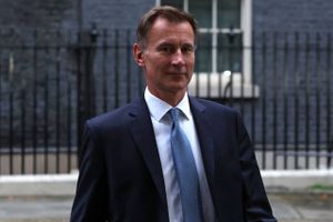 Efter kaotisk forløb dropper den britiske regering sine fremlagte skattelettelser, oplyser ny finansminister.