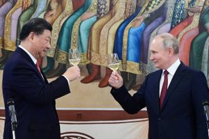 Under et besøg i Rusland har Xi Jinping drøftet kinesisk forslag om våbenhvile i Ukraine med Vladimir Putin.