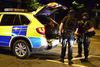 Ægteparret Natalie og Ben, som var på vej op af metrostationen på Borough High Street, fortæller, at de så en masse personer komme løbende. Foto: Dominic Lipinski/AP