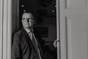 Et kys med en medarbejder kostede mandag borgmesterposten for Venstres Morten Andersen. 