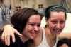 En jublende glad og befriet Amanda Berry (til højre) giver sin søster Beth Serrano et knus på et hospital i Cleveland. Foto: AP