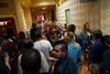 Folk bliver undersøgt af politiet på hotellet Tropicana i Las Vegas efter skyderiet sent søndag. Foto: Chase Stevens/AP