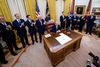 Præsident Trump blev mødt med klapsalver fra sine rådgivere, da han torsdag i Det Ovale Kontor kunne præsentere en historisk fredsaftale mellem Israel og Det Forenede Arabiske Emirater. Foto: Doug Mills-Pool/Getty Images/AFP