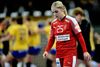 Trine Østergaard bøjer hovedet, mens svenskerne jubler i baggrunden. Foto: Lars Poulsen
