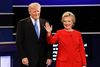 Den demokratiske præsidentkandidat, Hillary Clinton, vinker til publikum forud for tv-debatten mandag den 26. september. Selvom hun og hendes republikanske ditto, Donald Trump, ser afslappede ud på billedet, fremstod de begge nervøse ved debatten, mener ekspert .Foto: AP Photo/David Goldman.