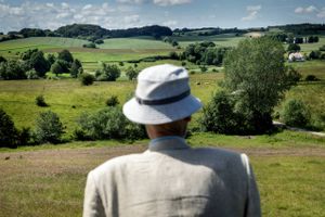 Danmarks Naturfredningsforening oplever stor stigning i arvdonationer. Ifølge antropologen Gertrud Øllgaard forsøger vi at råde bod på vores klimasynder, men Tina Lindgreen, der donerer hele sin arv til klimaet, er snarere motiveret af at rette op på verdens ubalance.